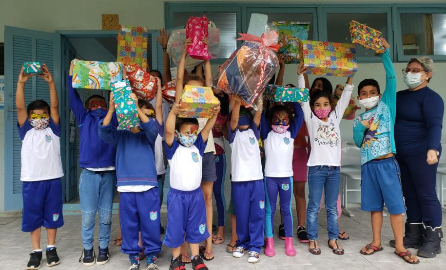 Ação de Dia das Crianças que beneficiou 180 alunos da rede municipal acontece em parceria com a Superintendência Geral de Ação Solidária, do Governo do Estado, dentro da campanha Paraná Piá.
