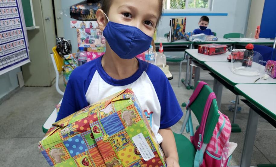 Ação de Dia das Crianças que beneficiou 180 alunos da rede municipal acontece em parceria com a Superintendência Geral de Ação Solidária, do Governo do Estado, dentro da campanha Paraná Piá.