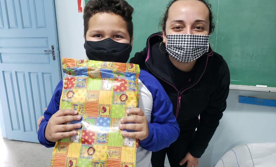 Ação de Dia das Crianças que beneficiou 180 alunos da rede municipal acontece em parceria com a Superintendência Geral de Ação Solidária, do Governo do Estado, dentro da campanha Paraná Piá.