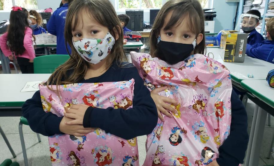 Ação de Dia das Crianças que beneficiou 180 alunos da rede municipal acontece em parceria com a Superintendência Geral de Ação Solidária, do Governo do Estado, dentro da campanha Paraná Piá.