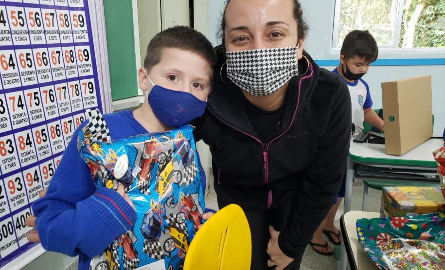 Ação de Dia das Crianças que beneficiou 180 alunos da rede municipal acontece em parceria com a Superintendência Geral de Ação Solidária, do Governo do Estado, dentro da campanha Paraná Piá.