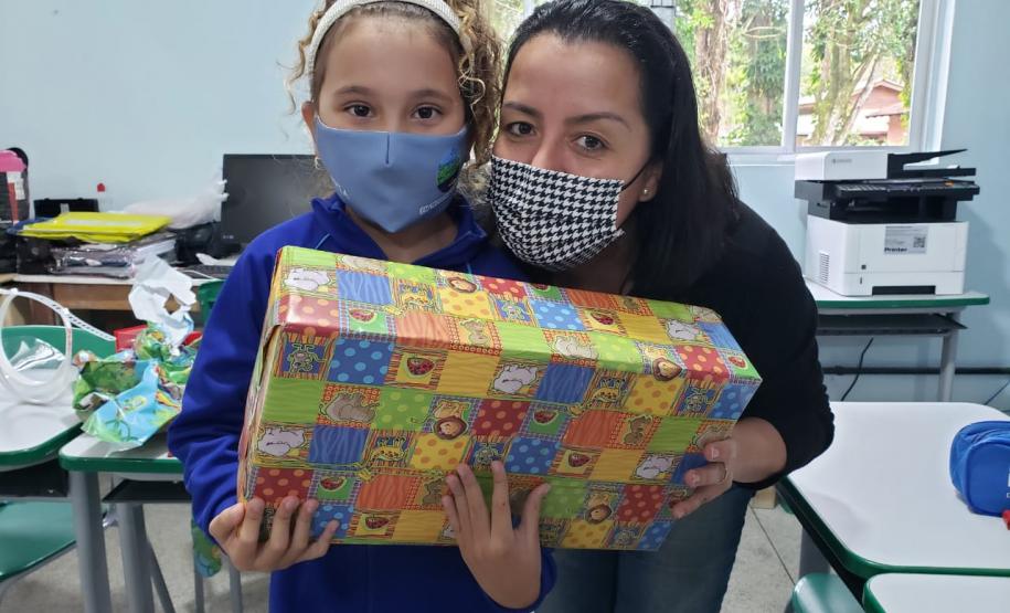 Ação de Dia das Crianças que beneficiou 180 alunos da rede municipal acontece em parceria com a Superintendência Geral de Ação Solidária, do Governo do Estado, dentro da campanha Paraná Piá.