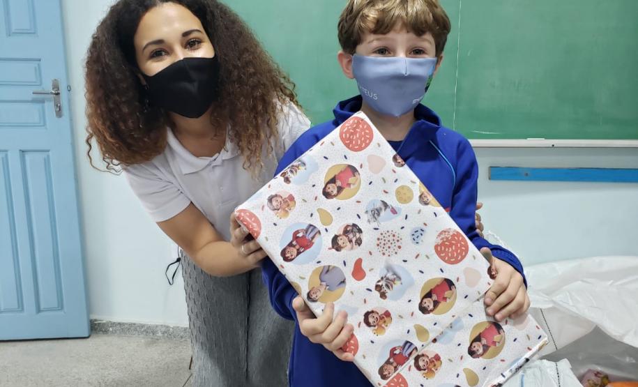 Ação de Dia das Crianças que beneficiou 180 alunos da rede municipal acontece em parceria com a Superintendência Geral de Ação Solidária, do Governo do Estado, dentro da campanha Paraná Piá.