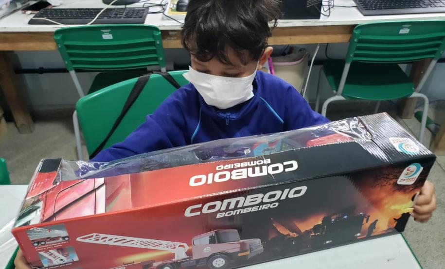 Ação de Dia das Crianças que beneficiou 180 alunos da rede municipal acontece em parceria com a Superintendência Geral de Ação Solidária, do Governo do Estado, dentro da campanha Paraná Piá.