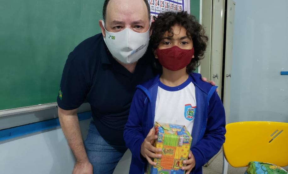 Ação de Dia das Crianças que beneficiou 180 alunos da rede municipal acontece em parceria com a Superintendência Geral de Ação Solidária, do Governo do Estado, dentro da campanha Paraná Piá.