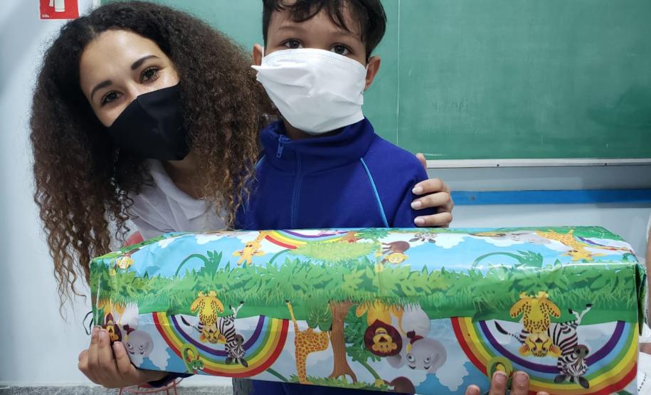 Ação de Dia das Crianças que beneficiou 180 alunos da rede municipal acontece em parceria com a Superintendência Geral de Ação Solidária, do Governo do Estado, dentro da campanha Paraná Piá.