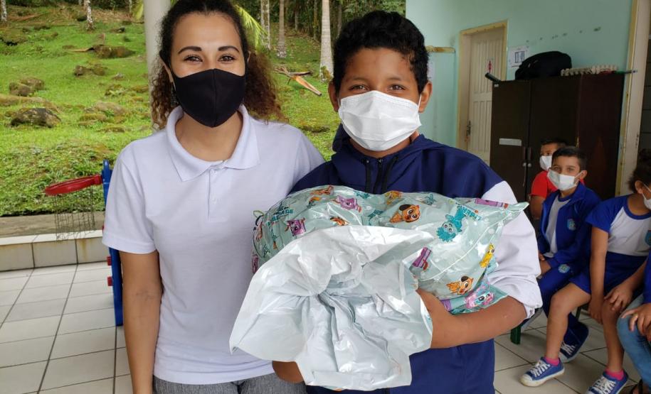 Ação de Dia das Crianças que beneficiou 180 alunos da rede municipal acontece em parceria com a Superintendência Geral de Ação Solidária, do Governo do Estado, dentro da campanha Paraná Piá.