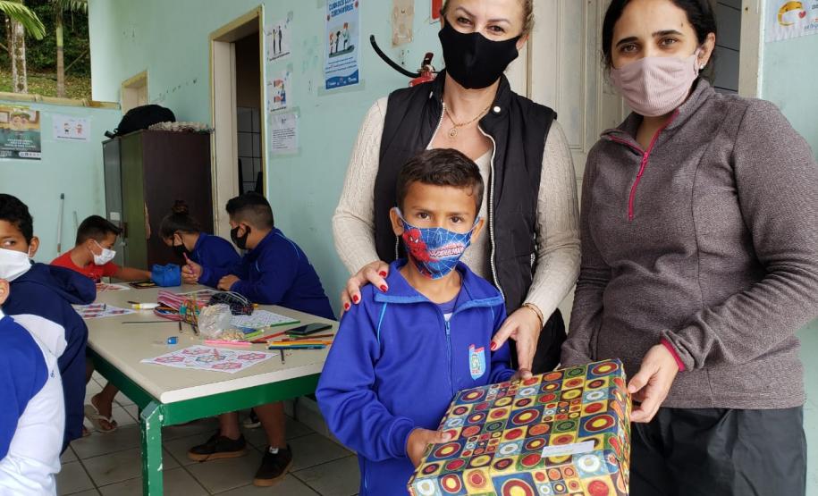 Ação de Dia das Crianças que beneficiou 180 alunos da rede municipal acontece em parceria com a Superintendência Geral de Ação Solidária, do Governo do Estado, dentro da campanha Paraná Piá.