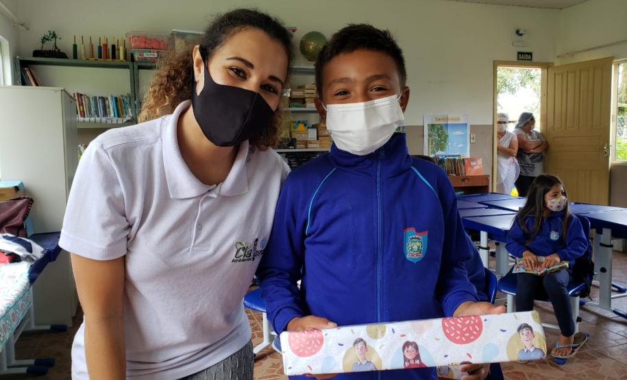 Ação de Dia das Crianças que beneficiou 180 alunos da rede municipal acontece em parceria com a Superintendência Geral de Ação Solidária, do Governo do Estado, dentro da campanha Paraná Piá.