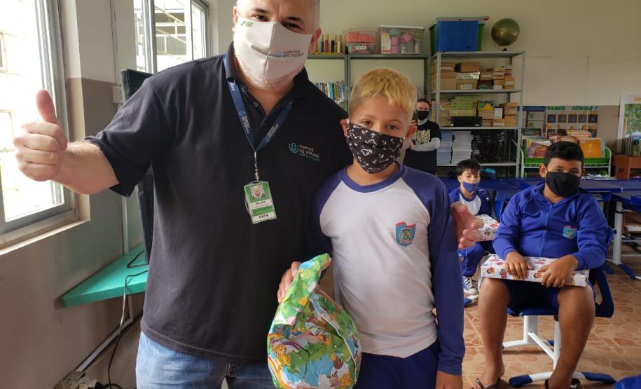 Ação de Dia das Crianças que beneficiou 180 alunos da rede municipal acontece em parceria com a Superintendência Geral de Ação Solidária, do Governo do Estado, dentro da campanha Paraná Piá.