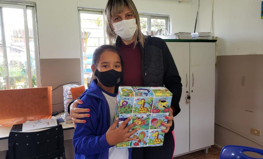 Ação de Dia das Crianças que beneficiou 180 alunos da rede municipal acontece em parceria com a Superintendência Geral de Ação Solidária, do Governo do Estado, dentro da campanha Paraná Piá.