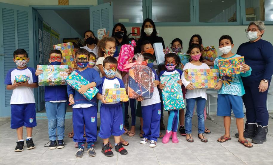Ação de Dia das Crianças que beneficiou 180 alunos da rede municipal acontece em parceria com a Superintendência Geral de Ação Solidária, do Governo do Estado, dentro da campanha Paraná Piá.