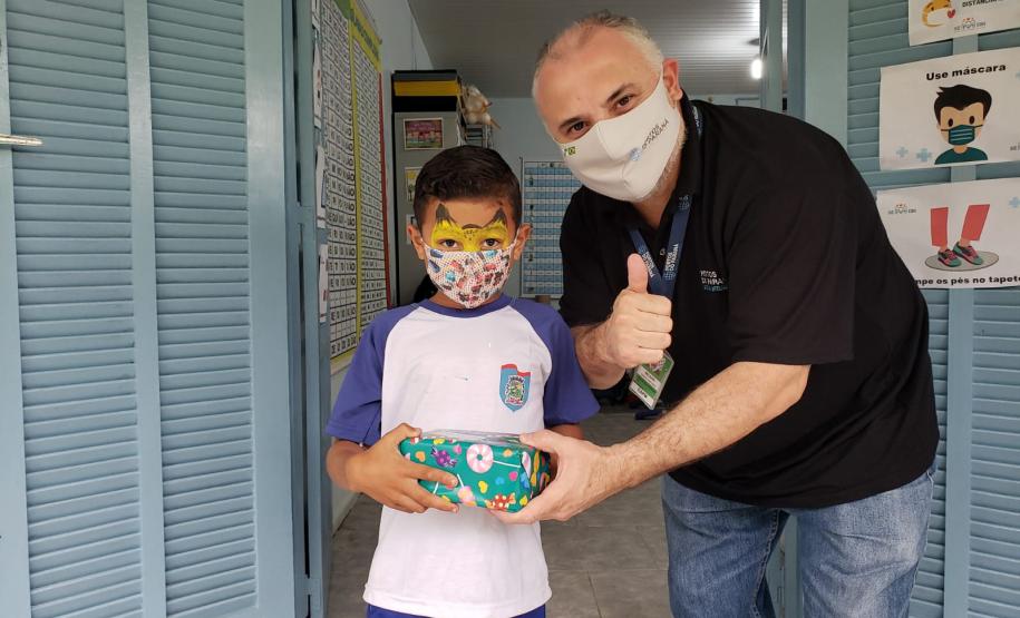 Ação de Dia das Crianças que beneficiou 180 alunos da rede municipal acontece em parceria com a Superintendência Geral de Ação Solidária, do Governo do Estado, dentro da campanha Paraná Piá.