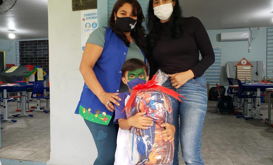 Ação de Dia das Crianças que beneficiou 180 alunos da rede municipal acontece em parceria com a Superintendência Geral de Ação Solidária, do Governo do Estado, dentro da campanha Paraná Piá.