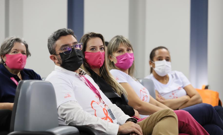 oram três dias intensos de programação da Portos do Paraná para marcar o Outubro Rosa. De segunda a quarta-feira (4 a 6), por quase duas horas durante as tardes, 150 mulheres, trabalhadoras dos portos, se reuniram para falar da saúde e de autocuidado.
