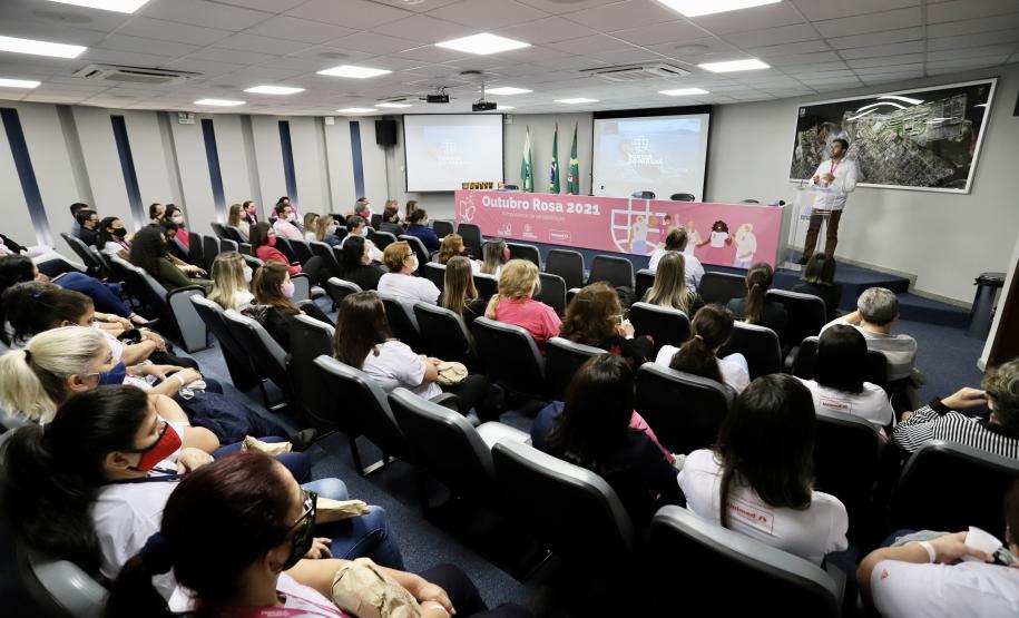 oram três dias intensos de programação da Portos do Paraná para marcar o Outubro Rosa. De segunda a quarta-feira (4 a 6), por quase duas horas durante as tardes, 150 mulheres, trabalhadoras dos portos, se reuniram para falar da saúde e de autocuidado.