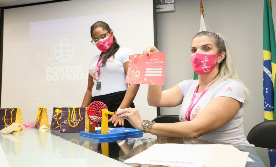 oram três dias intensos de programação da Portos do Paraná para marcar o Outubro Rosa. De segunda a quarta-feira (4 a 6), por quase duas horas durante as tardes, 150 mulheres, trabalhadoras dos portos, se reuniram para falar da saúde e de autocuidado.