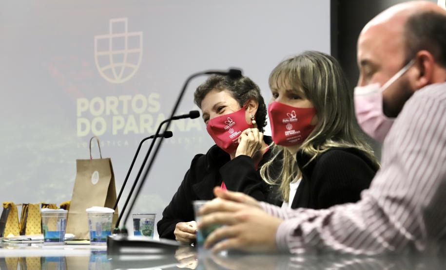 oram três dias intensos de programação da Portos do Paraná para marcar o Outubro Rosa. De segunda a quarta-feira (4 a 6), por quase duas horas durante as tardes, 150 mulheres, trabalhadoras dos portos, se reuniram para falar da saúde e de autocuidado.