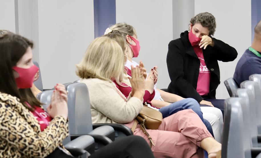 oram três dias intensos de programação da Portos do Paraná para marcar o Outubro Rosa. De segunda a quarta-feira (4 a 6), por quase duas horas durante as tardes, 150 mulheres, trabalhadoras dos portos, se reuniram para falar da saúde e de autocuidado.