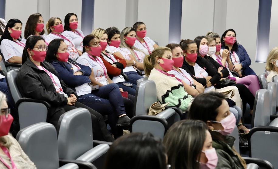 oram três dias intensos de programação da Portos do Paraná para marcar o Outubro Rosa. De segunda a quarta-feira (4 a 6), por quase duas horas durante as tardes, 150 mulheres, trabalhadoras dos portos, se reuniram para falar da saúde e de autocuidado.