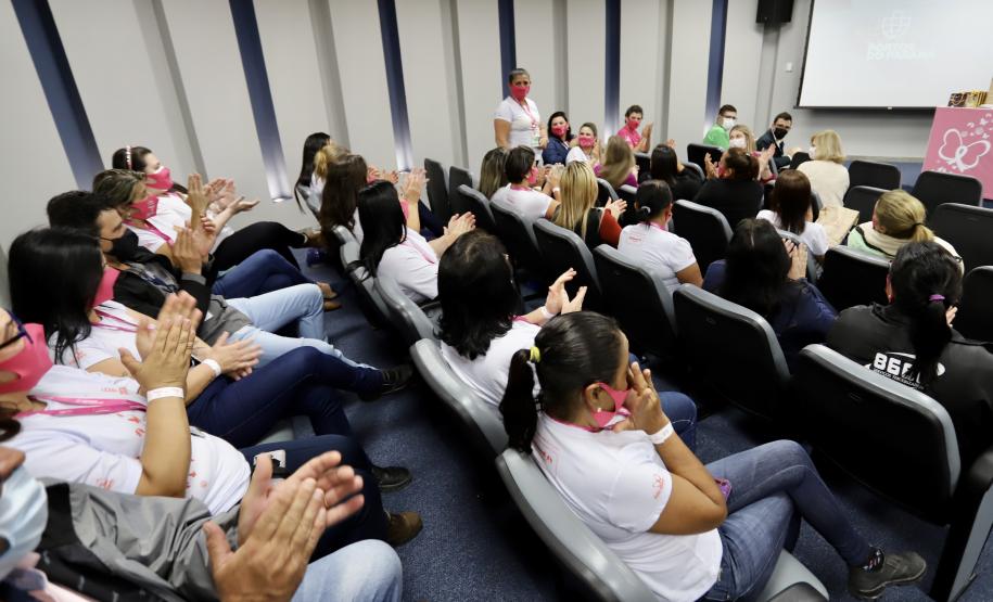 oram três dias intensos de programação da Portos do Paraná para marcar o Outubro Rosa. De segunda a quarta-feira (4 a 6), por quase duas horas durante as tardes, 150 mulheres, trabalhadoras dos portos, se reuniram para falar da saúde e de autocuidado.