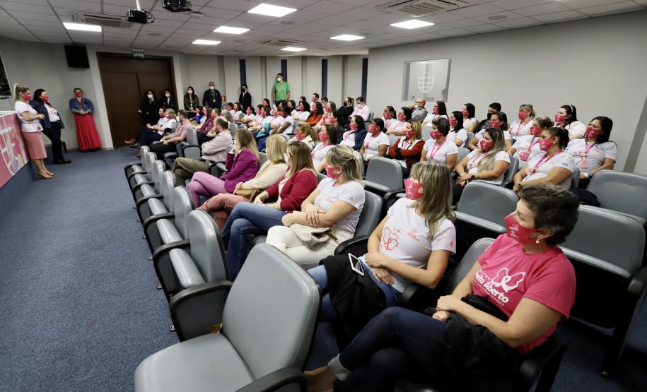 oram três dias intensos de programação da Portos do Paraná para marcar o Outubro Rosa. De segunda a quarta-feira (4 a 6), por quase duas horas durante as tardes, 150 mulheres, trabalhadoras dos portos, se reuniram para falar da saúde e de autocuidado.