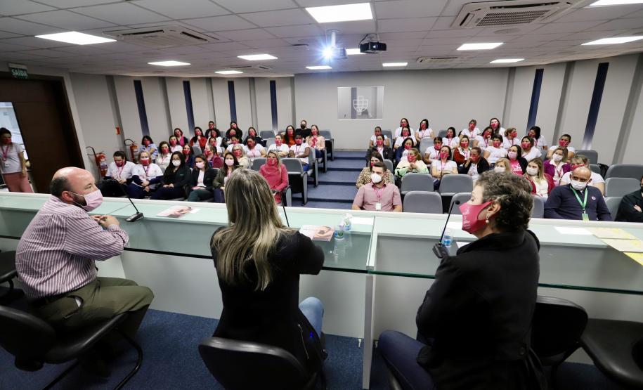oram três dias intensos de programação da Portos do Paraná para marcar o Outubro Rosa. De segunda a quarta-feira (4 a 6), por quase duas horas durante as tardes, 150 mulheres, trabalhadoras dos portos, se reuniram para falar da saúde e de autocuidado.