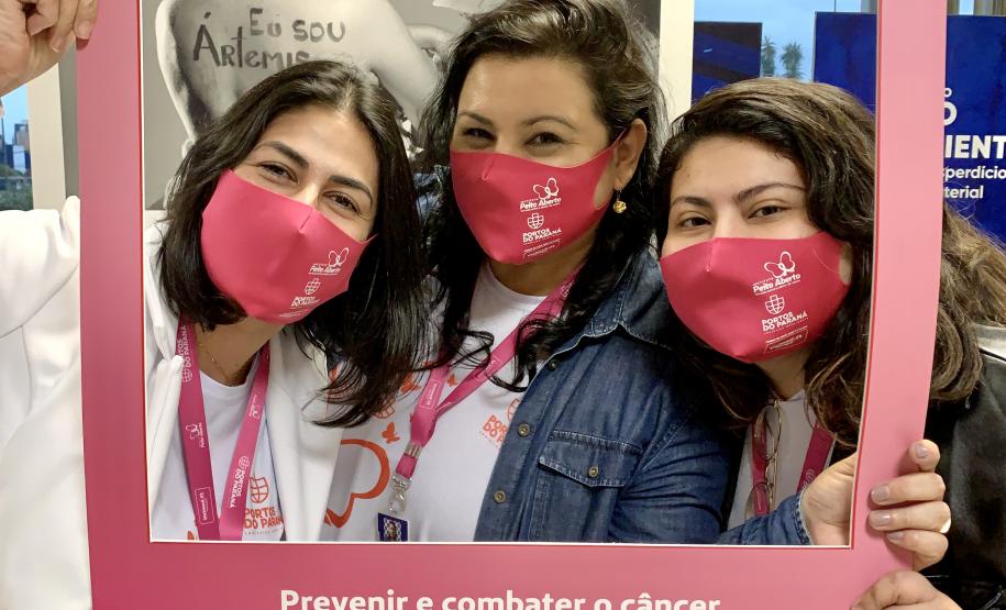 oram três dias intensos de programação da Portos do Paraná para marcar o Outubro Rosa. De segunda a quarta-feira (4 a 6), por quase duas horas durante as tardes, 150 mulheres, trabalhadoras dos portos, se reuniram para falar da saúde e de autocuidado.