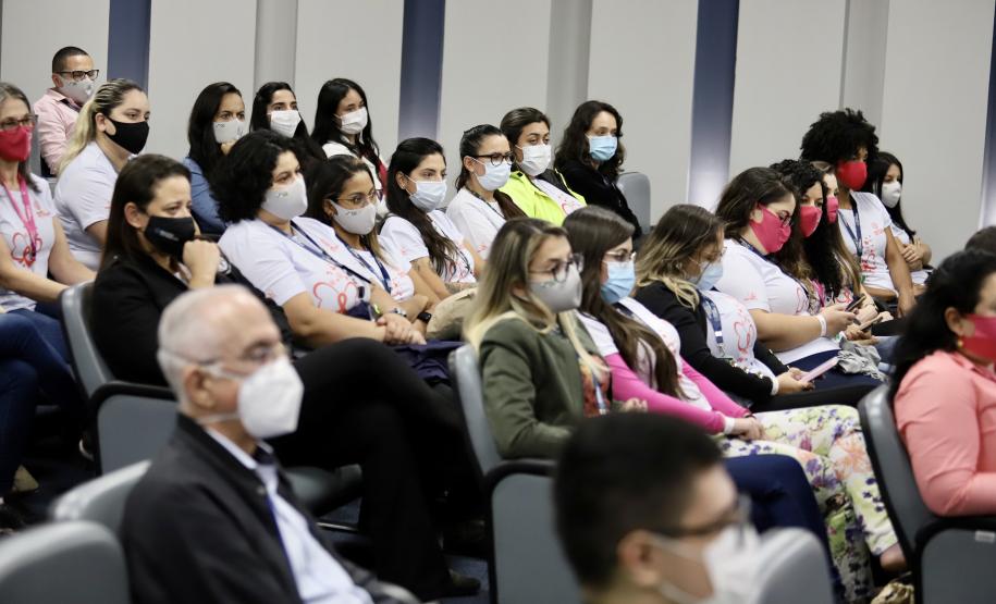 oram três dias intensos de programação da Portos do Paraná para marcar o Outubro Rosa. De segunda a quarta-feira (4 a 6), por quase duas horas durante as tardes, 150 mulheres, trabalhadoras dos portos, se reuniram para falar da saúde e de autocuidado.