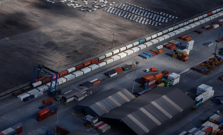 Dados são de janeiro a setembro deste ano em relação ao mesmo período de 2020. Neste ano chegaram ou saíram de trem 19,7% do total foi movimentado pelos portos. Em 2020, no essa participação foi de 15,9%.