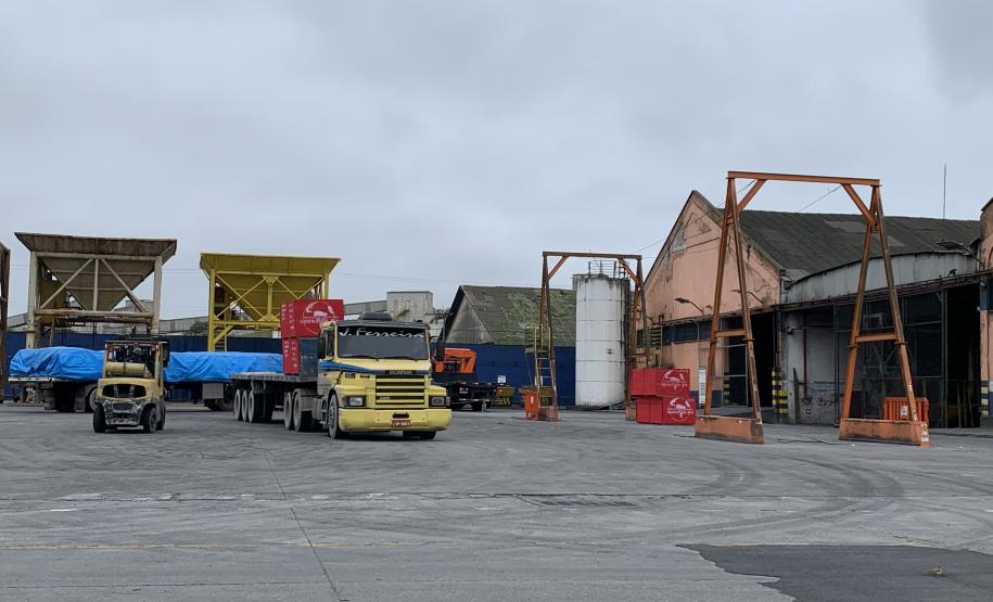 Madeira é embarcada em porão de navio destinado a cargas rolantes no Porto de Paranaguá