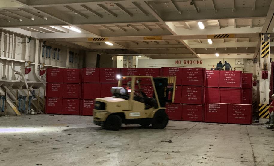 Madeira é embarcada em porão de navio destinado a cargas rolantes no Porto de Paranaguá