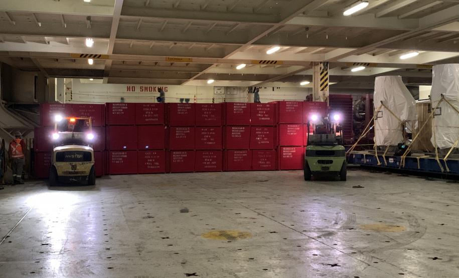 Madeira é embarcada em porão de navio destinado a cargas rolantes no Porto de Paranaguá