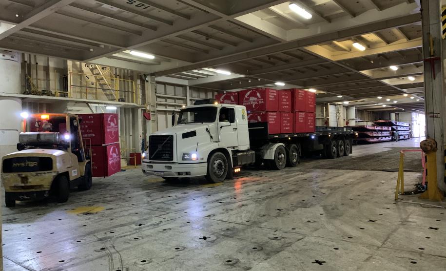 Madeira é embarcada em porão de navio destinado a cargas rolantes no Porto de Paranaguá