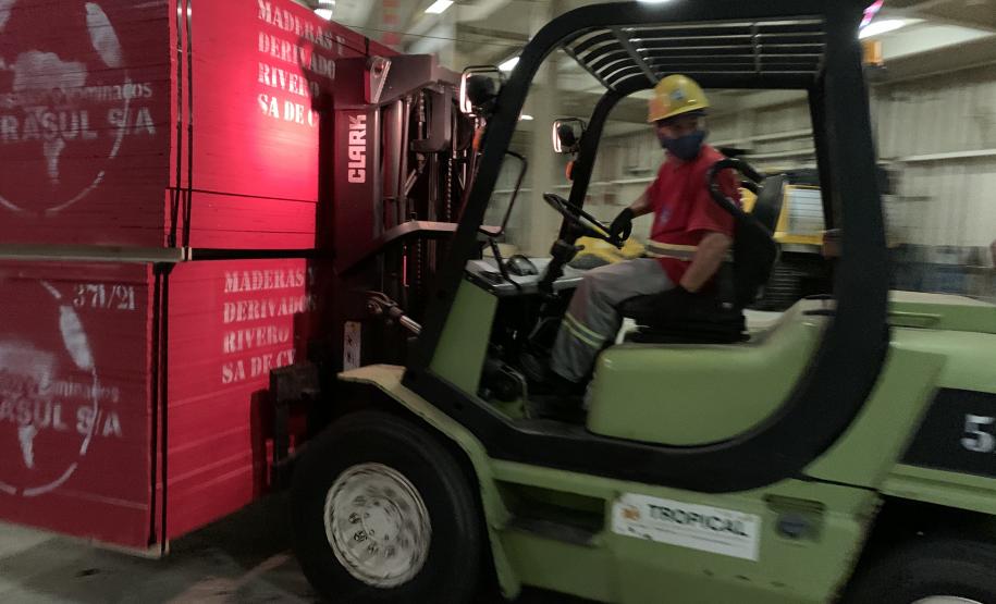 Madeira é embarcada em porão de navio destinado a cargas rolantes no Porto de Paranaguá