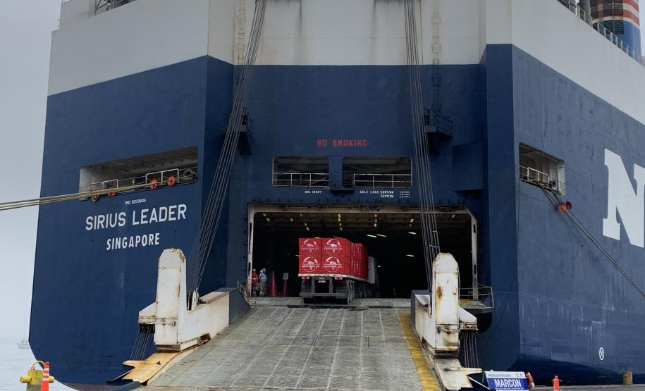 Madeira é embarcada em porão de navio destinado a cargas rolantes no Porto de Paranaguá