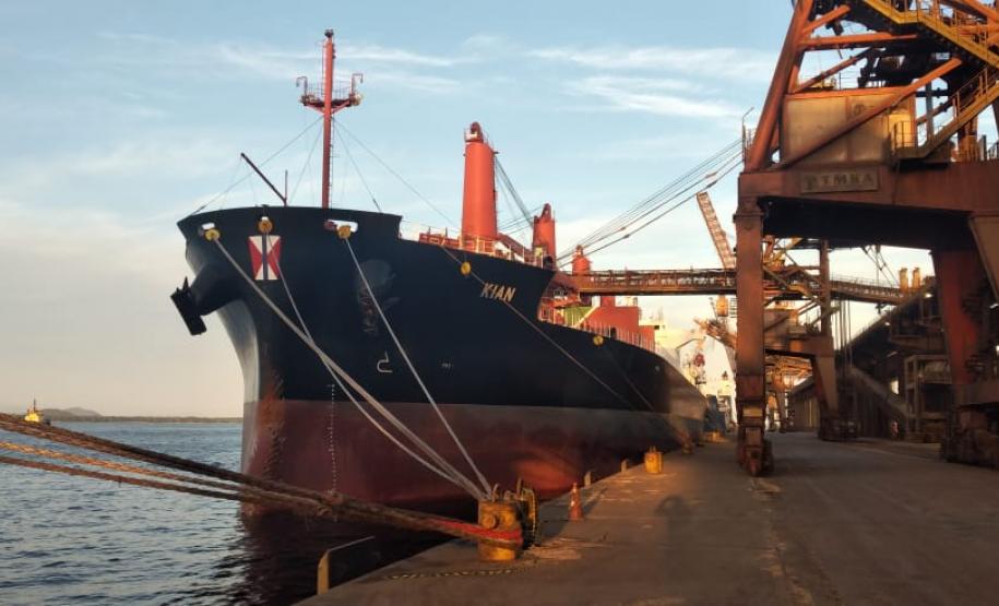 No Corredor de Exportação Leste do Porto de Paranaguá (Corex), duas operações em andamento chamam a atenção por fugirem da rotina do complexo portuário, pelo tipo de produto e modalidade de transporte adotado. A primeira pelo embarque de trigo para navegação interior (cabotagem). Outra, pelo sentido da carga e pela produtividade: 11 mil toneladas de milho de importação foram descarregadas em 24 horas.