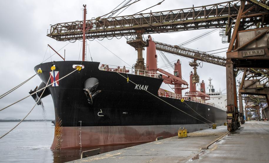 No Corredor de Exportação Leste do Porto de Paranaguá (Corex), duas operações em andamento chamam a atenção por fugirem da rotina do complexo portuário, pelo tipo de produto e modalidade de transporte adotado. A primeira pelo embarque de trigo para navegação interior (cabotagem). Outra, pelo sentido da carga e pela produtividade: 11 mil toneladas de milho de importação foram descarregadas em 24 horas.