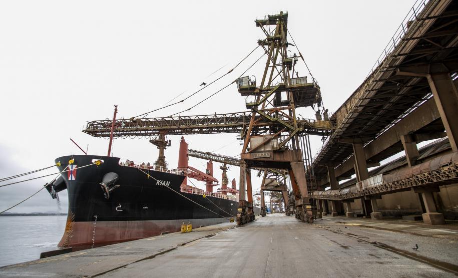 No Corredor de Exportação Leste do Porto de Paranaguá (Corex), duas operações em andamento chamam a atenção por fugirem da rotina do complexo portuário, pelo tipo de produto e modalidade de transporte adotado. A primeira pelo embarque de trigo para navegação interior (cabotagem). Outra, pelo sentido da carga e pela produtividade: 11 mil toneladas de milho de importação foram descarregadas em 24 horas.