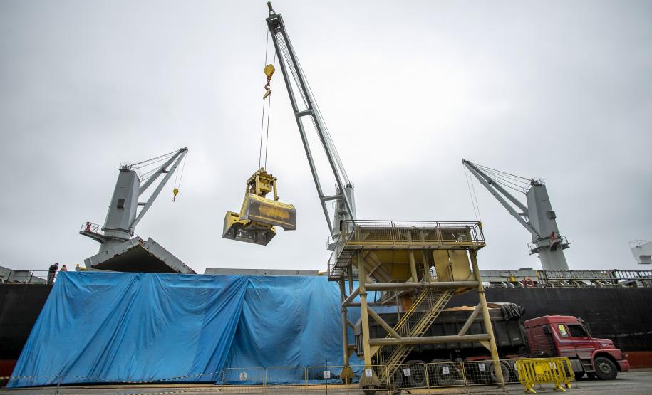 No Corredor de Exportação Leste do Porto de Paranaguá (Corex), duas operações em andamento chamam a atenção por fugirem da rotina do complexo portuário, pelo tipo de produto e modalidade de transporte adotado. A primeira pelo embarque de trigo para navegação interior (cabotagem). Outra, pelo sentido da carga e pela produtividade: 11 mil toneladas de milho de importação foram descarregadas em 24 horas.