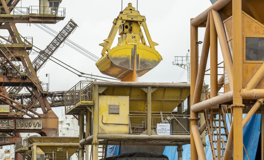 No Corredor de Exportação Leste do Porto de Paranaguá (Corex), duas operações em andamento chamam a atenção por fugirem da rotina do complexo portuário, pelo tipo de produto e modalidade de transporte adotado. A primeira pelo embarque de trigo para navegação interior (cabotagem). Outra, pelo sentido da carga e pela produtividade: 11 mil toneladas de milho de importação foram descarregadas em 24 horas.