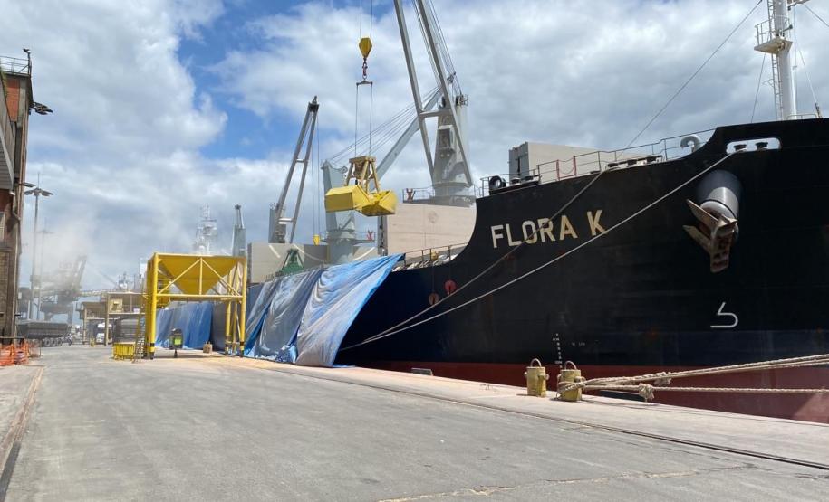No Corredor de Exportação Leste do Porto de Paranaguá (Corex), duas operações em andamento chamam a atenção por fugirem da rotina do complexo portuário, pelo tipo de produto e modalidade de transporte adotado. A primeira pelo embarque de trigo para navegação interior (cabotagem). Outra, pelo sentido da carga e pela produtividade: 11 mil toneladas de milho de importação foram descarregadas em 24 horas.