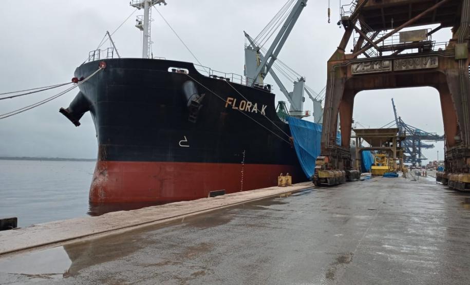 No Corredor de Exportação Leste do Porto de Paranaguá (Corex), duas operações em andamento chamam a atenção por fugirem da rotina do complexo portuário, pelo tipo de produto e modalidade de transporte adotado. A primeira pelo embarque de trigo para navegação interior (cabotagem). Outra, pelo sentido da carga e pela produtividade: 11 mil toneladas de milho de importação foram descarregadas em 24 horas.