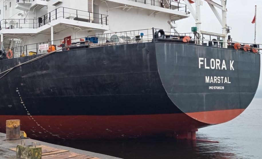 No Corredor de Exportação Leste do Porto de Paranaguá (Corex), duas operações em andamento chamam a atenção por fugirem da rotina do complexo portuário, pelo tipo de produto e modalidade de transporte adotado. A primeira pelo embarque de trigo para navegação interior (cabotagem). Outra, pelo sentido da carga e pela produtividade: 11 mil toneladas de milho de importação foram descarregadas em 24 horas.