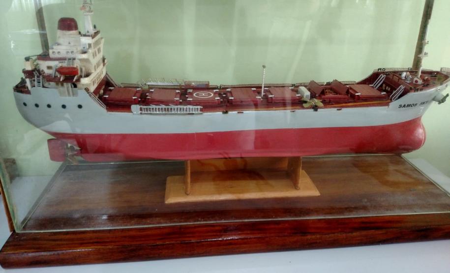 “Esse processo de fazer o navio em escala começou no ano 2000. Ao final da operação do navio Samos Sky, primeiro navio afretado pela Coamo aqui no Porto de Paranaguá, eu ganhei a foto do agente marítimo. Analisando as imagens, lembrei que eu tinha uma madeira no meu carro, eu pensei em fazer e fiz um navio, esculpindo na madeira”. Como ainda conta Pedro, foram dois meses para completar esse primeiro trabalho.