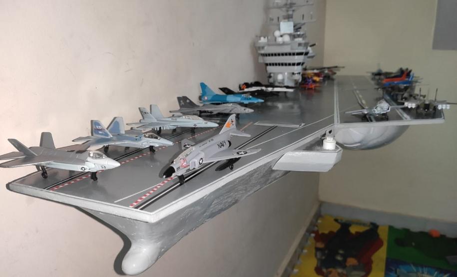 Agora ele está testando uma nova técnica: a resina, que deve agilizar e aperfeiçoar ainda mais a arte. Pedro já fez embarcações como as da Marinha de Guerra, fragatas, submarinos, rebocador e até um porta-aviões americano (USS NIMITZ) para a diversão dos filhos Leonardo e Guilherme, que colecionam aviões caças..