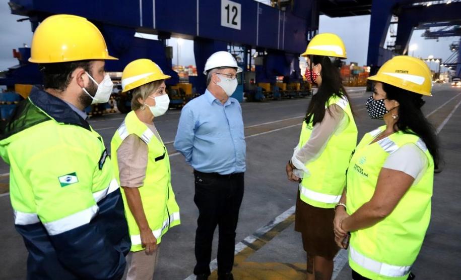 Nesta terça-feira (09), representantes da diplomacia espanhola no Brasil visitaram o Porto de Paranaguá. A comitiva, integrada pela conselheira de Agricultura, Pesca e Alimentação da Embaixada, Maria Elisa Barahona Nieto, e pela cônsul honorária do país, em Curitiba, Blanca Hernando Barco, foi recebida pela diretoria da Portos do Paraná.