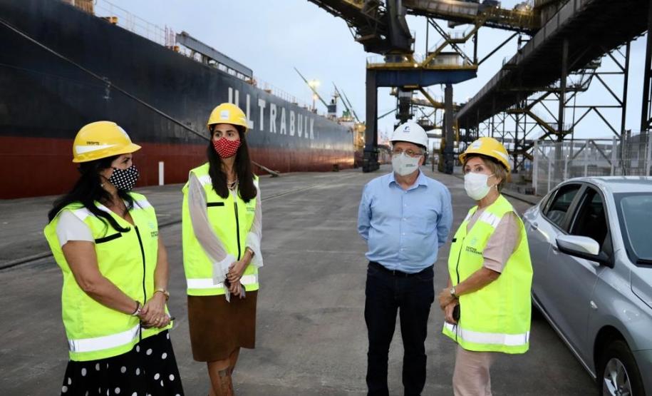 Nesta terça-feira (09), representantes da diplomacia espanhola no Brasil visitaram o Porto de Paranaguá. A comitiva, integrada pela conselheira de Agricultura, Pesca e Alimentação da Embaixada, Maria Elisa Barahona Nieto, e pela cônsul honorária do país, em Curitiba, Blanca Hernando Barco, foi recebida pela diretoria da Portos do Paraná.
