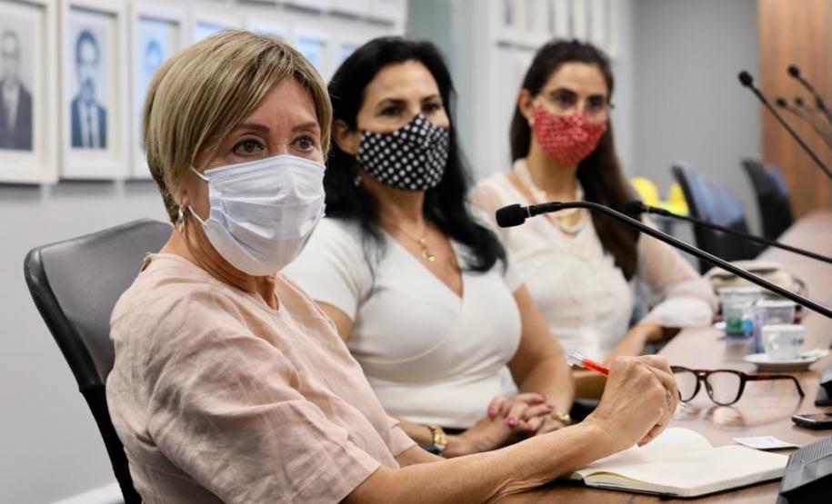 Nesta terça-feira (09), representantes da diplomacia espanhola no Brasil visitaram o Porto de Paranaguá. A comitiva, integrada pela conselheira de Agricultura, Pesca e Alimentação da Embaixada, Maria Elisa Barahona Nieto, e pela cônsul honorária do país, em Curitiba, Blanca Hernando Barco, foi recebida pela diretoria da Portos do Paraná.