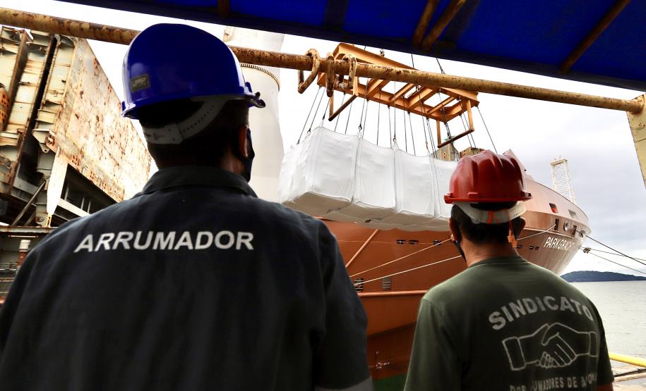 Já passaram pelo Porto de Antonina neste ano, de janeiro a outubro, 1.168.103 toneladas de produtos. Volume ultrapassa em 230.103 toneladas o total movimentado durante todo o ano de 2020: 938 mil toneladas.